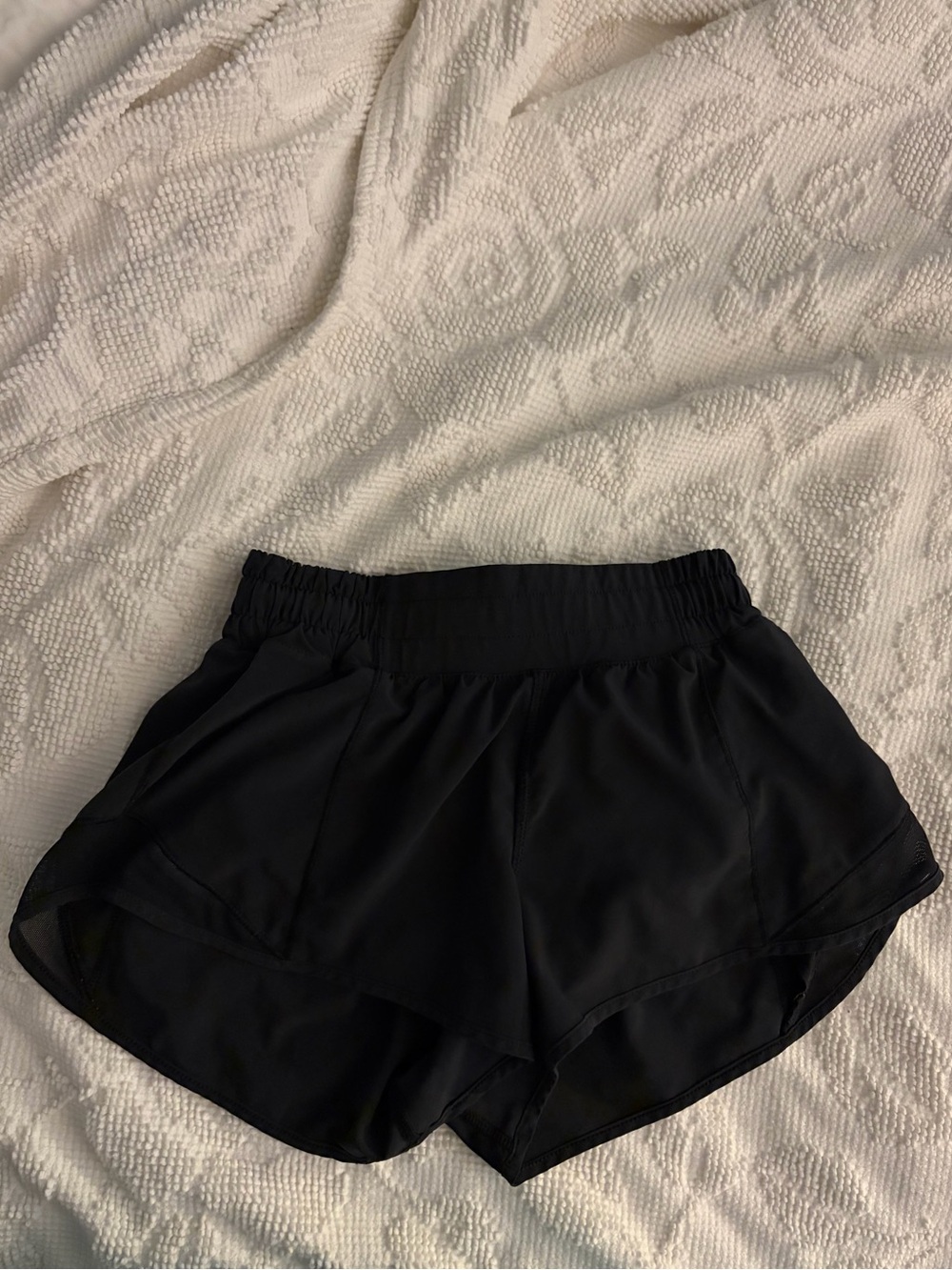 Lululemon hotty hot 2.5 inch low-rise short in black